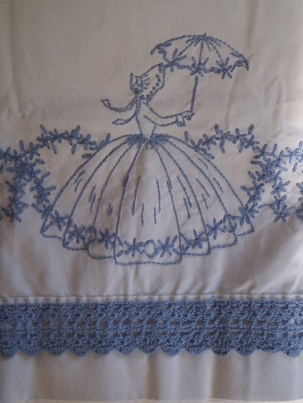 Vintage Hand‑Embroidered Southern Belle Pillowcase Set (4) Crochet Trim - Picture 1 of 11
